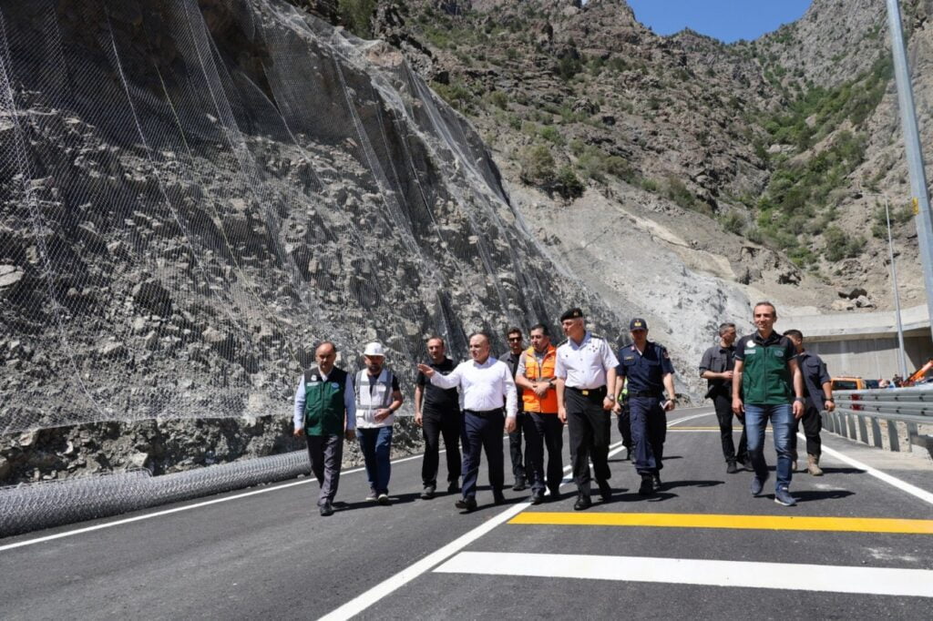 Çökmelerin olduğu Yusufeli T14 Tüneli, trafiğe kapatıldı