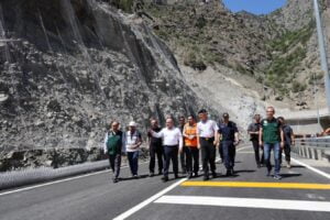 Çökmelerin olduğu Yusufeli T14 Tüneli, trafiğe kapatıldı