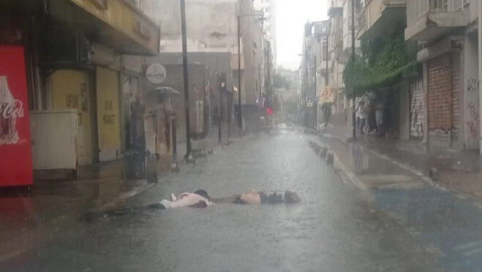 İzmir’de yoğun yağmur felakete yol açtı; 2 kişi elektrik akımına kapılarak can verdi