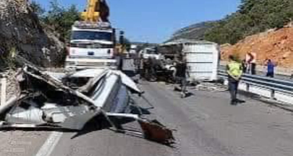 Kamyon tıra arkadan çarptı ortalık savaş alanına döndü: 1 ölü