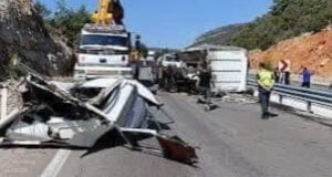 Kamyon tıra arkadan çarptı ortalık savaş alanına döndü: 1 ölü