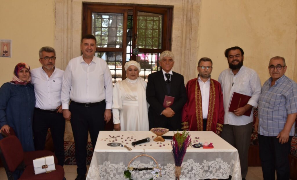 Emekli öğretmen ve emekli hemşire Dündarbey medresesinde evlendiler