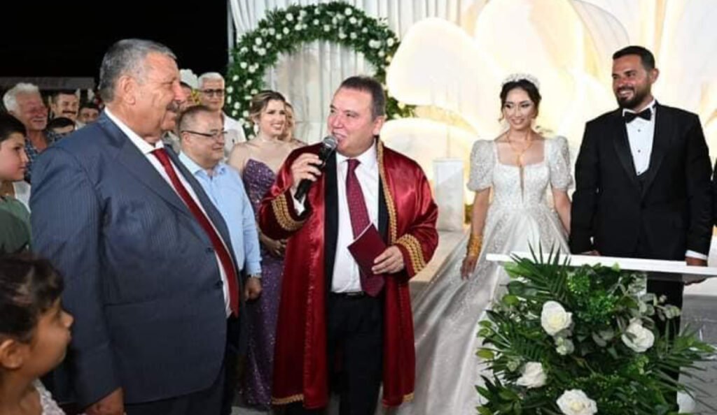 Kaş Belediye Başkanı Demirhan kızını evlendirdi