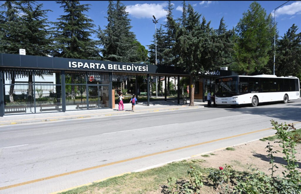 Eski otogar altındaki otobüs durağı modern hale getirildi