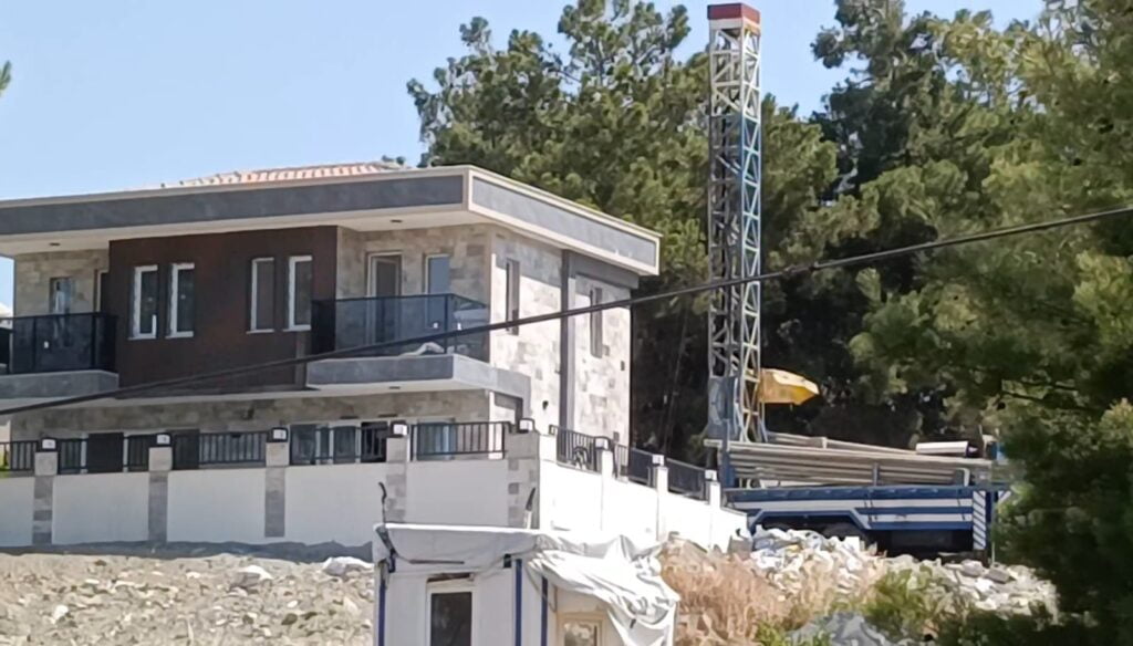 Kuşadası halkı ücretsiz şemsiye ve şezlong hizmeti bekliyor