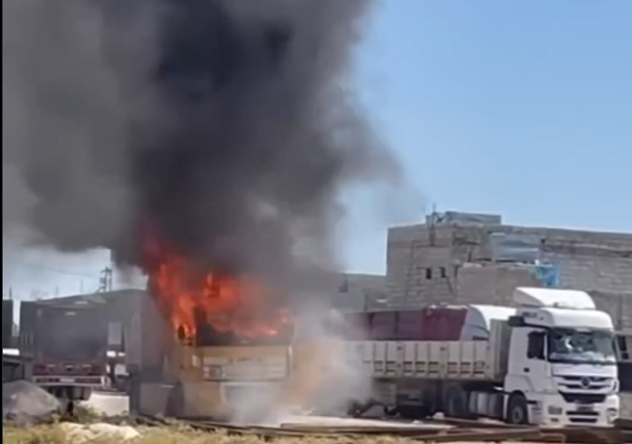 Suriyeliler Türk TIR’larını taşladı, resmi araçları tahrip etti