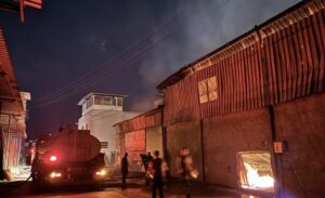 Adana’da yangın iş yerlerini küle çevirdi