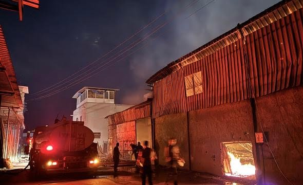 Adana’da yangın iş yerlerini küle çevirdi