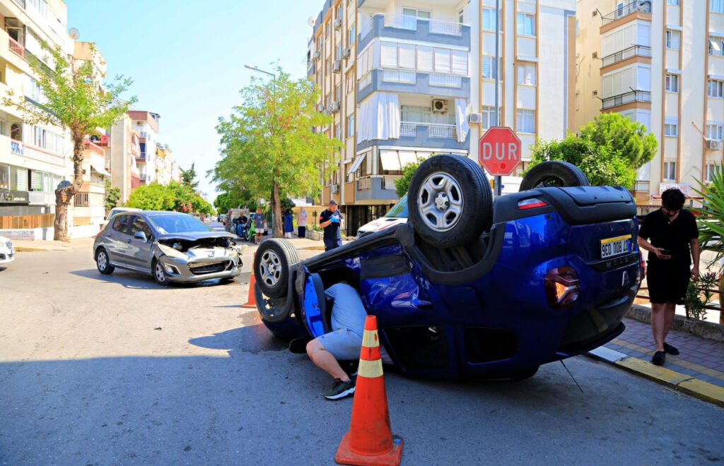 Takla atan araçtan burnu bile kanamadan çıktılar