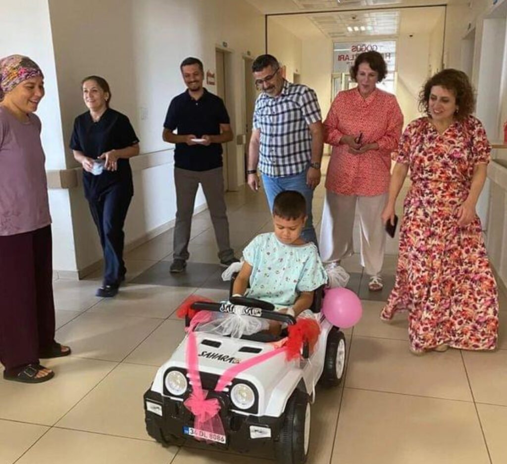 Serik Devlet Hastanesinde çocuklara akülü araba sürprizi