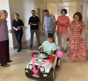 Serik Devlet Hastanesinde çocuklara akülü araba sürprizi