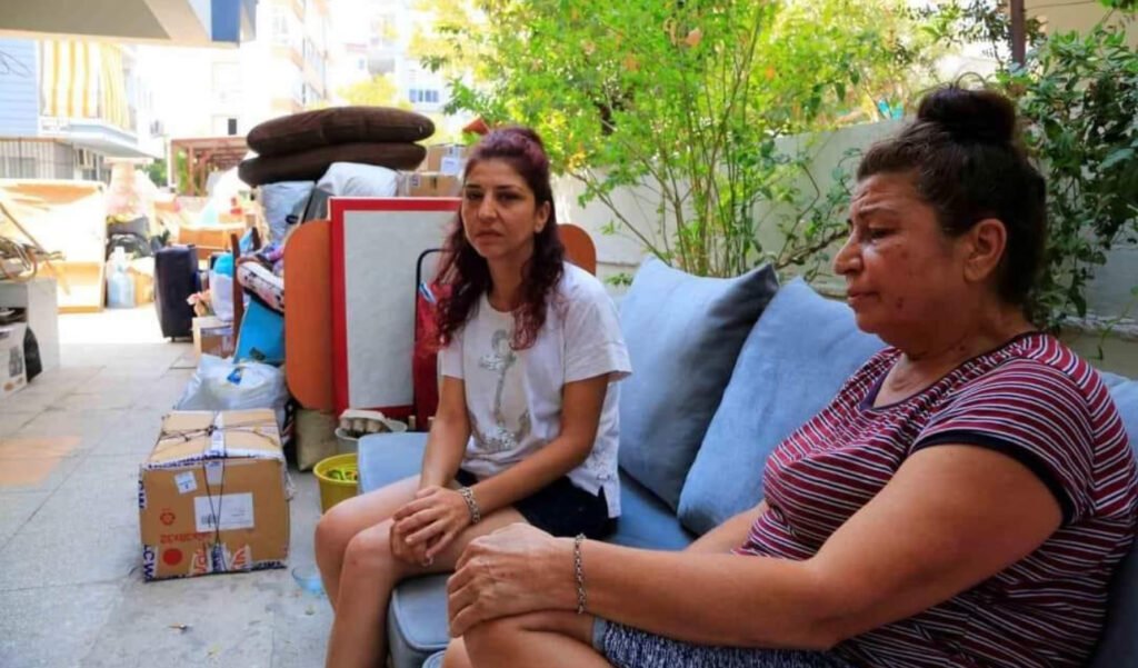 Sokak kalan anne ile kızı yardım bekliyor