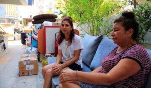 Sokak kalan anne ile kızı yardım bekliyor