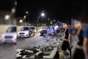 Batman’da orta refüje çarpıp takla attı