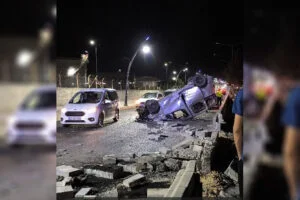 Batman’da orta refüje çarpıp takla attı