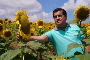 Aydın Aydın klibinde çiçekleri oynattı