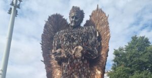 İngiltere’de Bıçak Meleği Heykeli şehrin meydanında sergileniyor