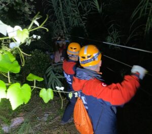 Tirebolu’da teleferikte mahsur kalan çocuklar kurtarıldı