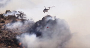 İzmir Karşıyaka’daki orman yangınına müdahale yeniden başladı