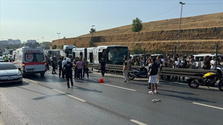 İstanbul’da metrobüs kazası: Yaralılar var, seferler durdu