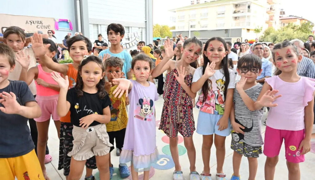 Kepez’de aşureler çocukların neşesiyle paylaşıldı