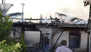 Tek katlı ev tamamen yandı