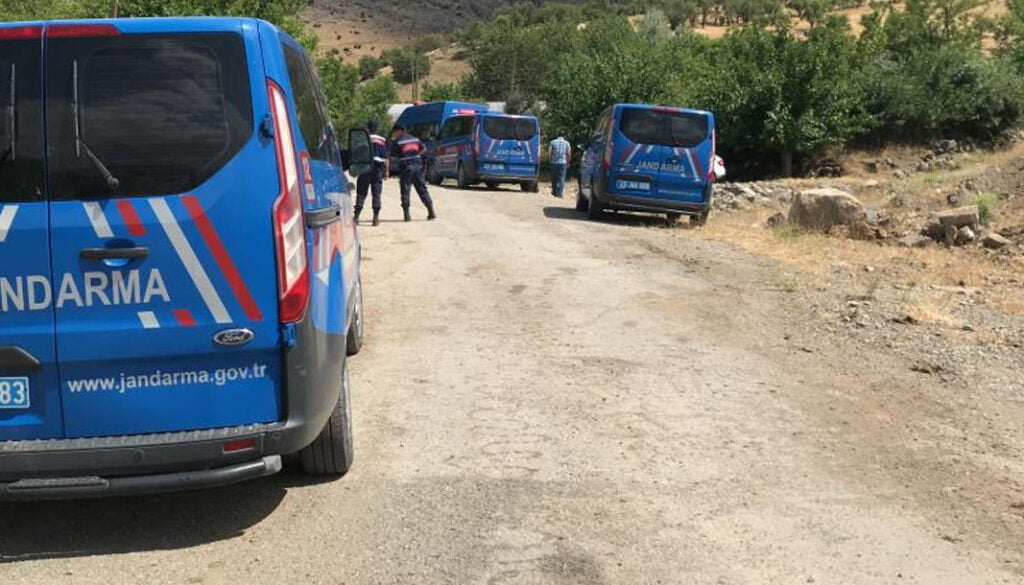 Komşular arasında bıçaklı kavga: 1 yaralı