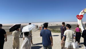 Japon ve İspanyol turistler Tuz Gölü’nü seviyor