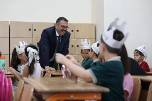 Eğitim hayatına adım atan öğrencileri yalnız bırakmadı