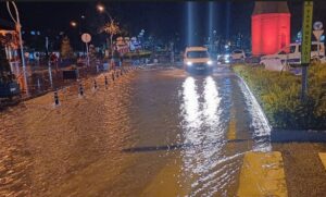 Çorum’u sel vurdu; yollar göle döndü