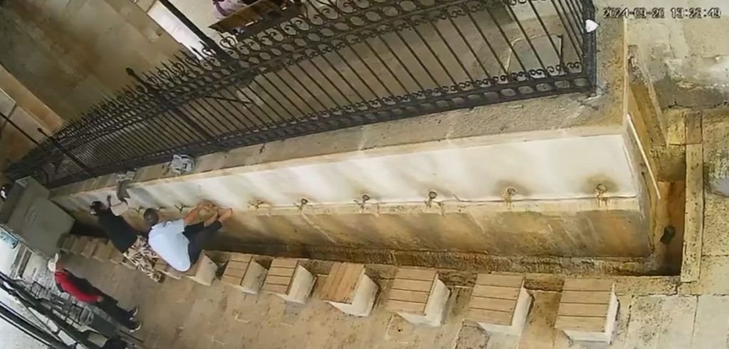 Cami şadırvanında unutulan ceketi çaldılar!