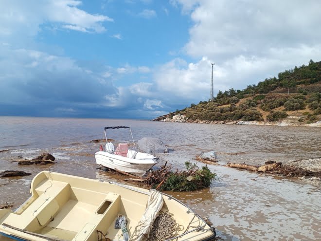 Yollar sele döndü, binalar çöktü