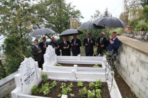 Rize’nin merhum başkanı Hızır Hop kabri başında anıldı