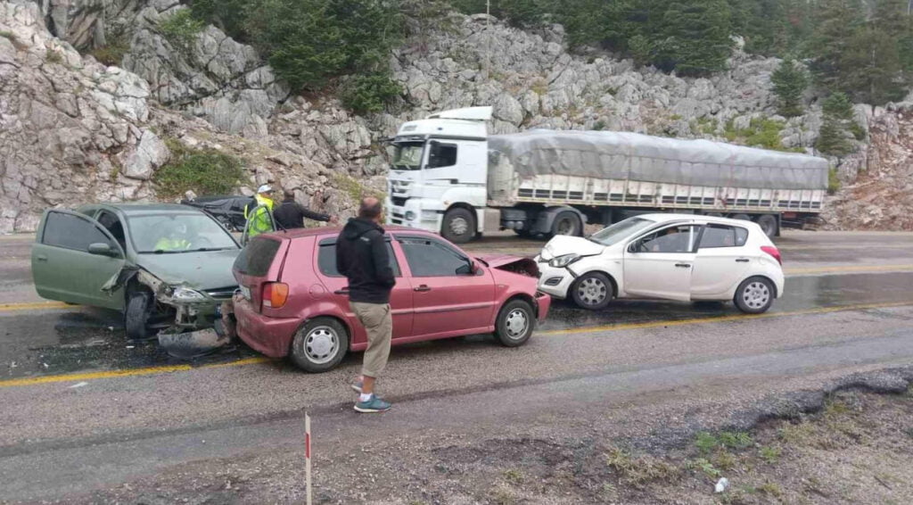 4 araçlı zincirleme kaza: 5 yaralı