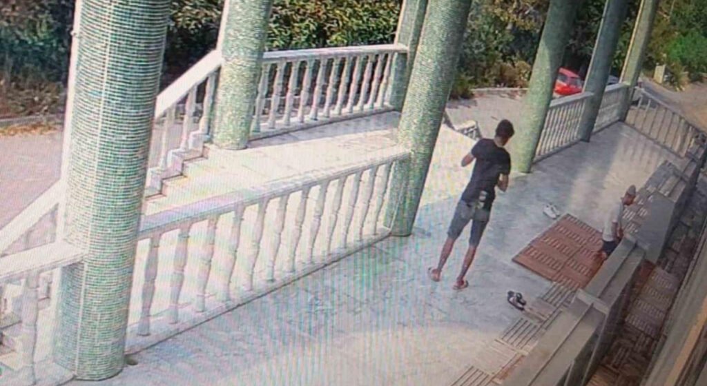 Camii hırsızını kamera ele verdi