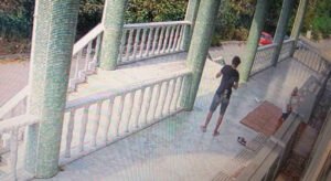 Camii hırsızını kamera ele verdi