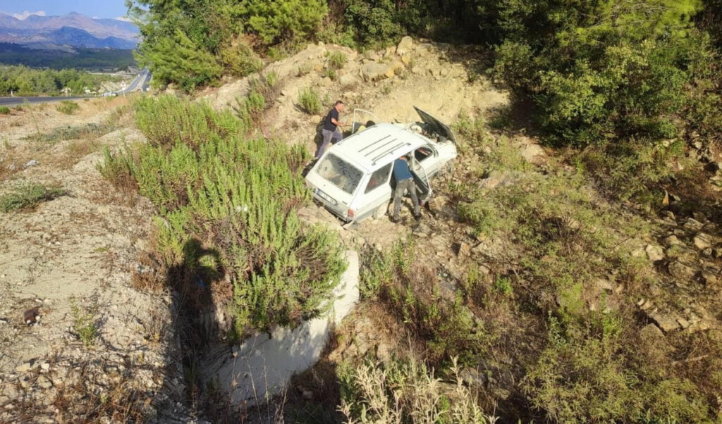 Uçuruma yuvarlanan otomobilin sürücüsünün başında mermi çıktı!