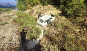 Uçuruma yuvarlanan otomobilin sürücüsünün başında mermi çıktı!