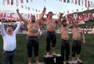 Kemer Belediye güreşçisinden çifte kürsü