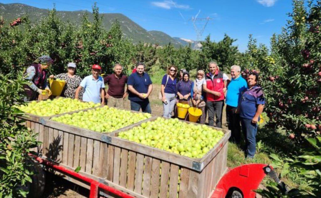 Isparta’lı üreticileri tek tek ziyaret etti