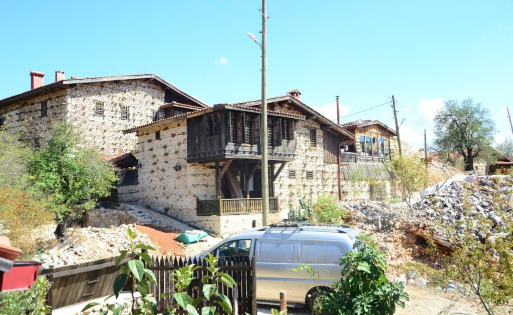 Antalya’nın 800 yıllık mahallesi Avrupalı turistlerin ilgisini çekiyor