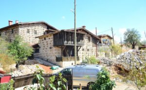 Antalya’nın 800 yıllık mahallesi Avrupalı turistlerin ilgisini çekiyor