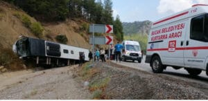 Isparta-Antalya karayolunda yolcu otobüsü devrildi