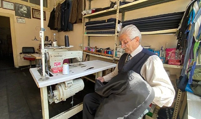 Yarım asırdır takım elbisesiyle müşterilerini ağırlıyor