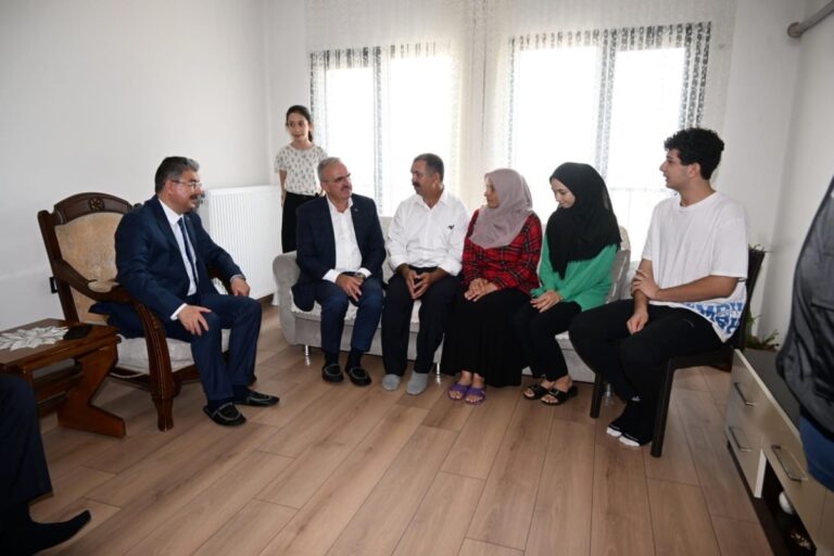 KARALOĞLU, DEPREMZEDELERİN EVİNE MİSAFİR OLDU