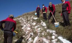 Ayyıldız Dağı’ndaki solmuş yazılar boyanıyor
