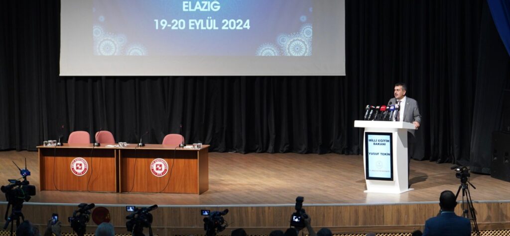 Bakan Tekin “Bugün evrensel laiklik anlayışıyla bağdaşır bir Türkiye var”