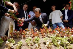 Ekrem İmamoğlu, Şehit Piyade Üsteğmen Ömer Fatih Ayar’ın mezarını ziyaret ederek Yasin-i Şerif okudu