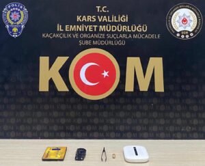 Kars’ta ehliyet sınavında düzenekle kopya çeken aday polise takıldı