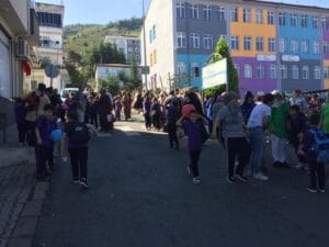 Gazi İlk ve Ortaokulu’ndaki öğrenciler trafik tehlikesi ile karşı karşıya